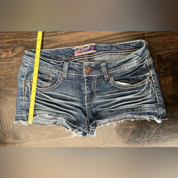 WallFlower Cut-Off Style Mid Rise Denim Flap Pocket Short Shorts Junior’s Size 7 - Picture 7 of 7